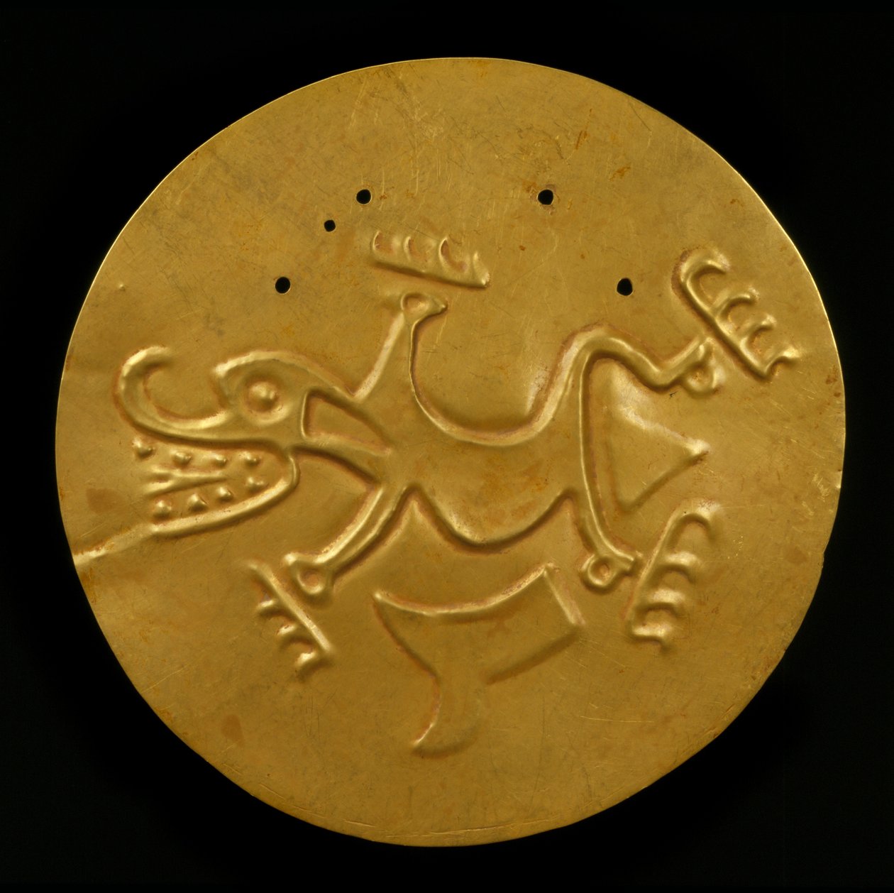 鳄鱼胸鳍胸饰，公元300-1550年（锤打和追逐黄金） 作者 科克朗