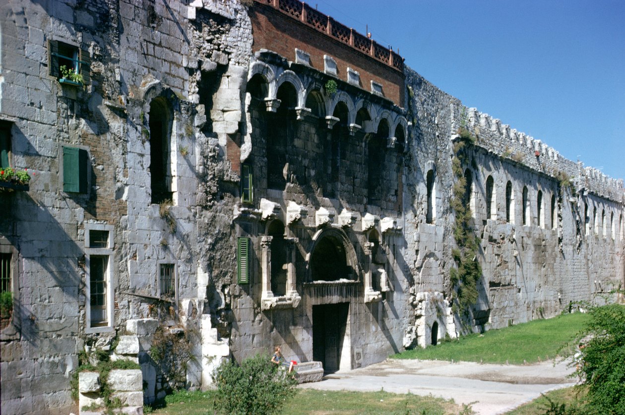Diocletians宫殿北墙与Porta Aurea，c.AD 300 作者 克罗地亚语学校