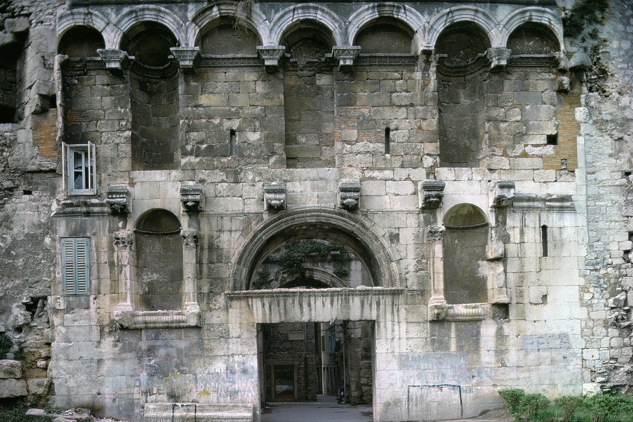 Diocletians宫的Porta Aurea。 c.AD 300 作者 克罗地亚语学校