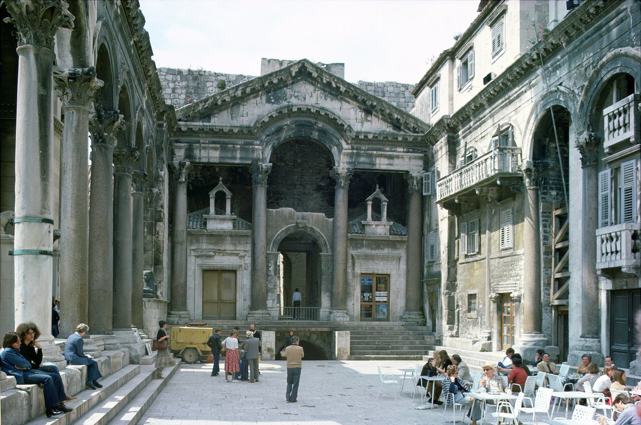 Diocletians宫的Peristyle，c.AD 300 作者 克罗地亚语学校