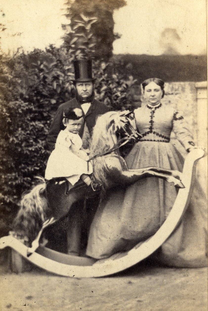 大摇马的女孩与男人和妇女站立，1860s（蛋白打印） 作者 死角