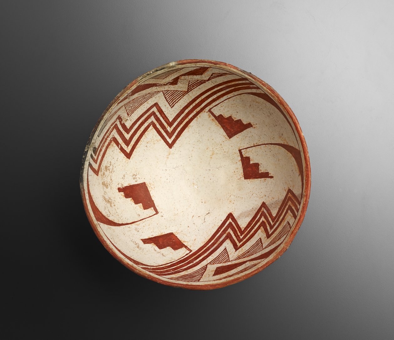 带有几何图案的碗，900-1100（带滑画的陶器） 作者 文化错觉