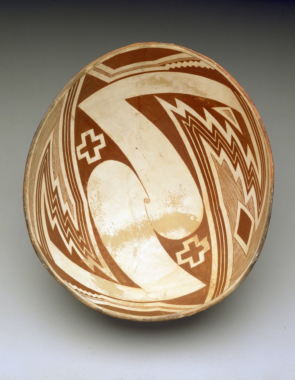带有几何设计的碗，约1000-1150年（陶瓷） 作者 文化错觉