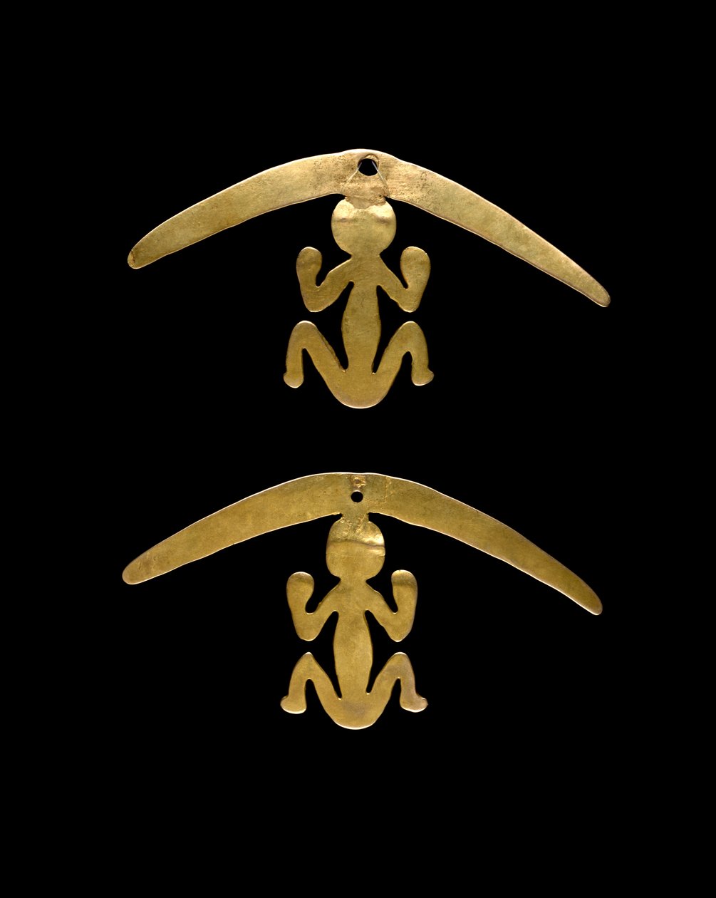 一对耳坠，公元600-1600年（锤打和切割金） 作者 文化纳里尼奥