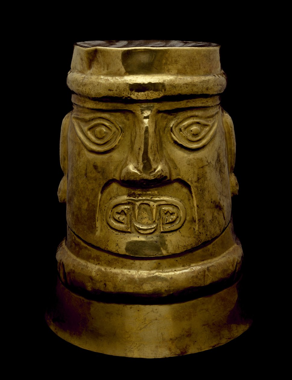 烧杯，以公元800-1350年用Sicán风格的眼睛和尖牙描绘出一个神像（金） 作者 文化西坎