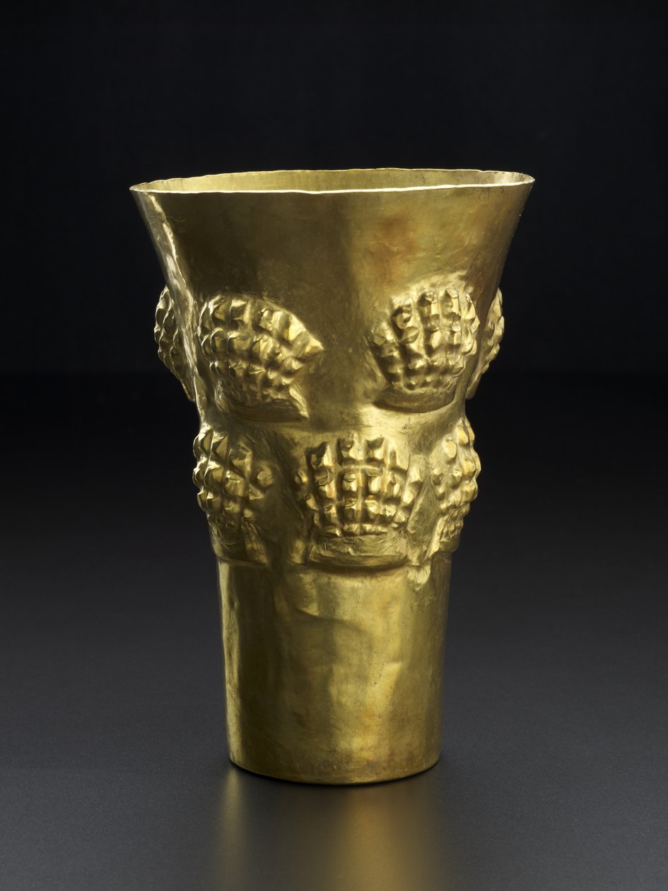 烧杯描绘了脊椎，软体动物的鲜红色外壳，公元800-1350年（锤金） 作者 文化西坎