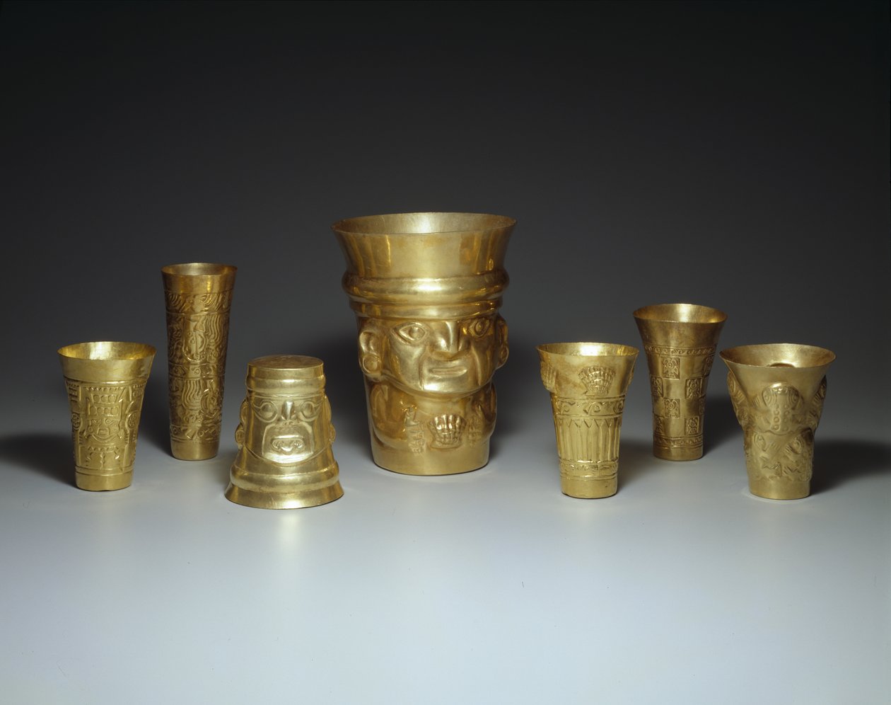 烧杯，900-1100年（金）。 作者 文化西坎