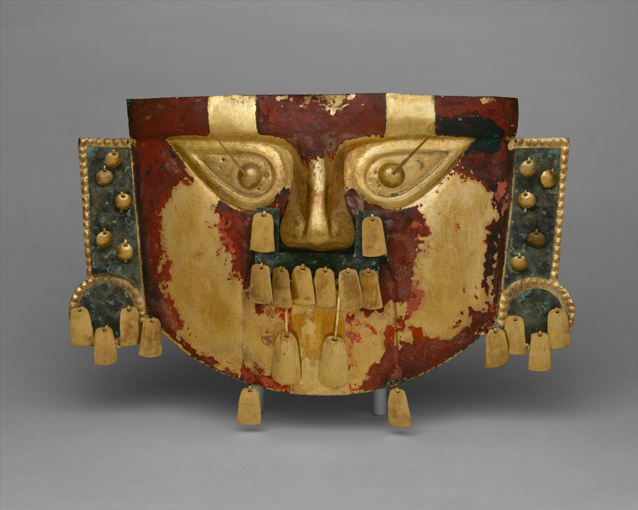 秘鲁殡葬面具，公元900-1100年（金，银铜覆盖，朱砂）。 作者 文化西坎