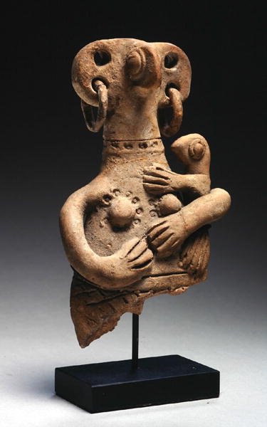 抱着孩子的人物，青铜时代晚期，约公元前1300年（陶土）。 作者 塞塞