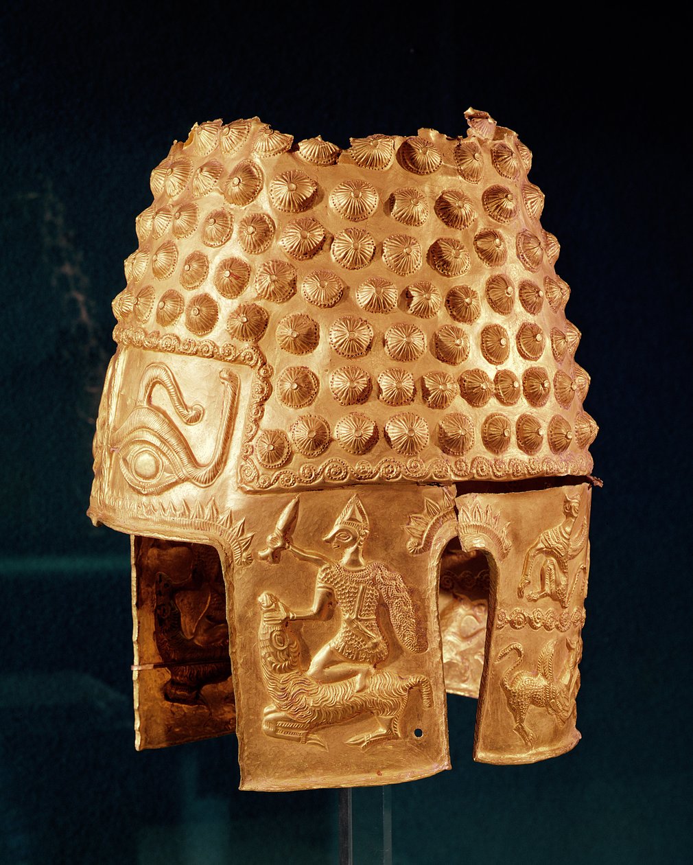 礼仪头盔，来自Prahova County的Poiana Cotofenesti（金色） 作者 达契安