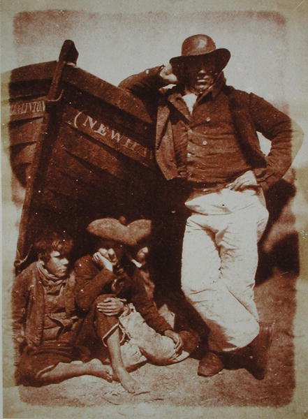 纽黑文渔夫和男孩，约1843-47年（盐纸印刷品，根据卡洛特式底片）。 作者 大卫·奥克塔维斯和亚当森·罗伯特·希尔
