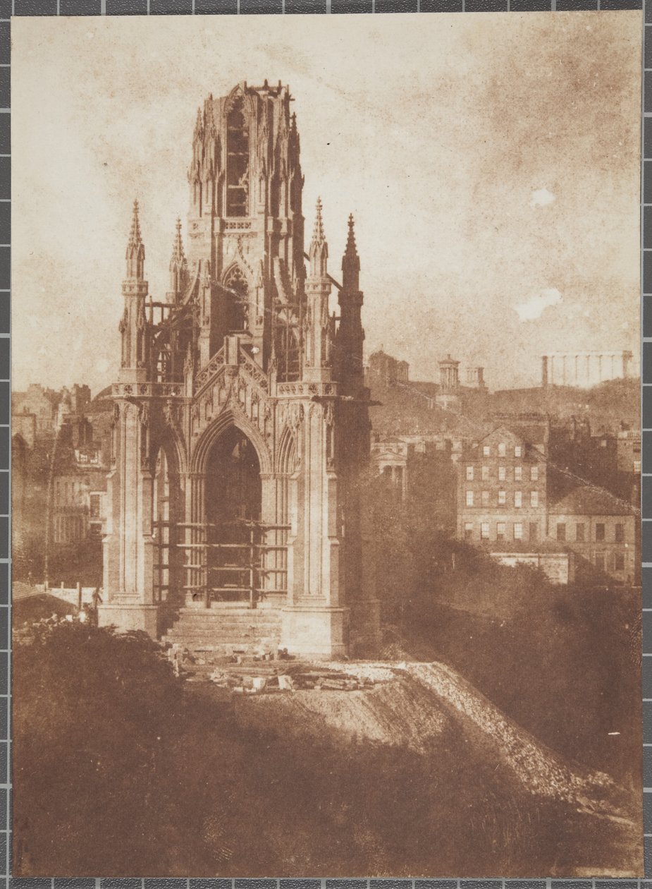 爱丁堡斯科特纪念碑，施工期间，1840年至1844年（来自calotype negative的咸纸印刷） 作者 大卫·奥克塔维厄斯·希尔和罗伯特·亚当森