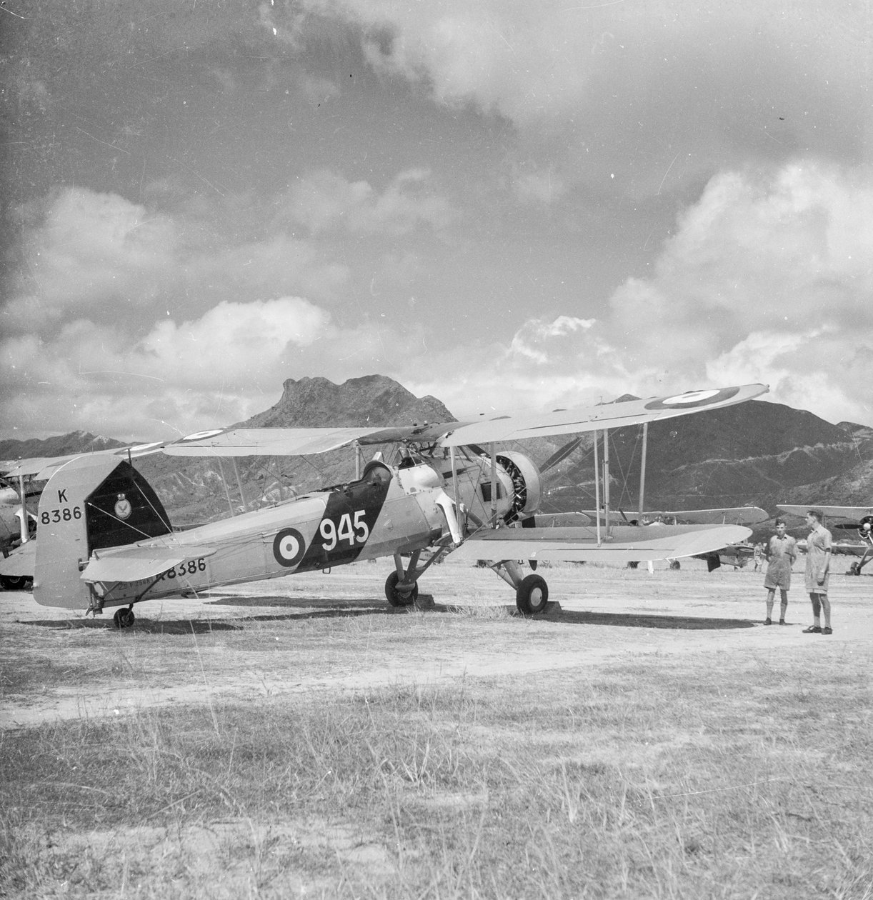 Fairey Swordfish I 鱼雷轰炸机双翼侦察机 K8386，代号 945，隶属舰队航空兵 824 中队，位于香港启德机场。 作者 大卫·沃特金·沃特斯