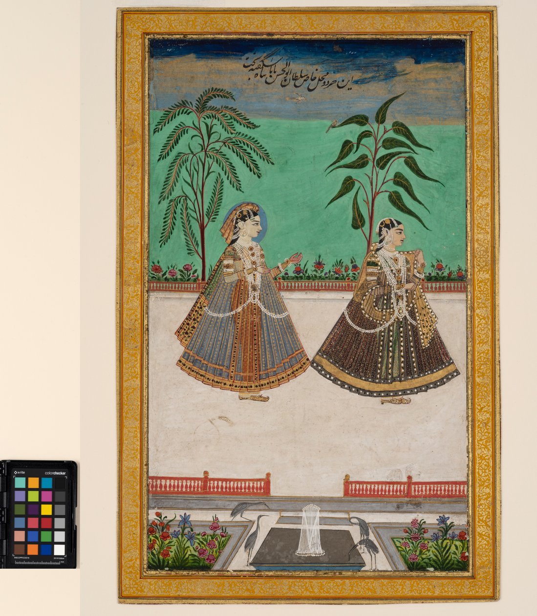 Golconda 的 Tana Shah 后宫的两名女性，约 1800 年（纸上不透明水彩和金色，装在专辑页面上） 作者 德卡尼学校