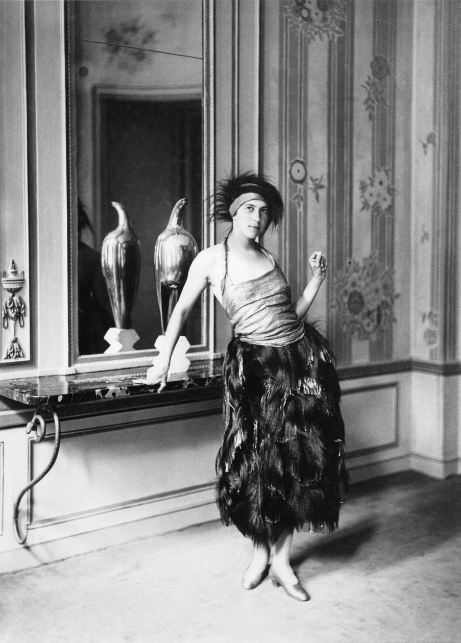 Poiret夫人穿着Paul Poiret（1879-1944）1919年（bw照片） 作者 德尔福工作室