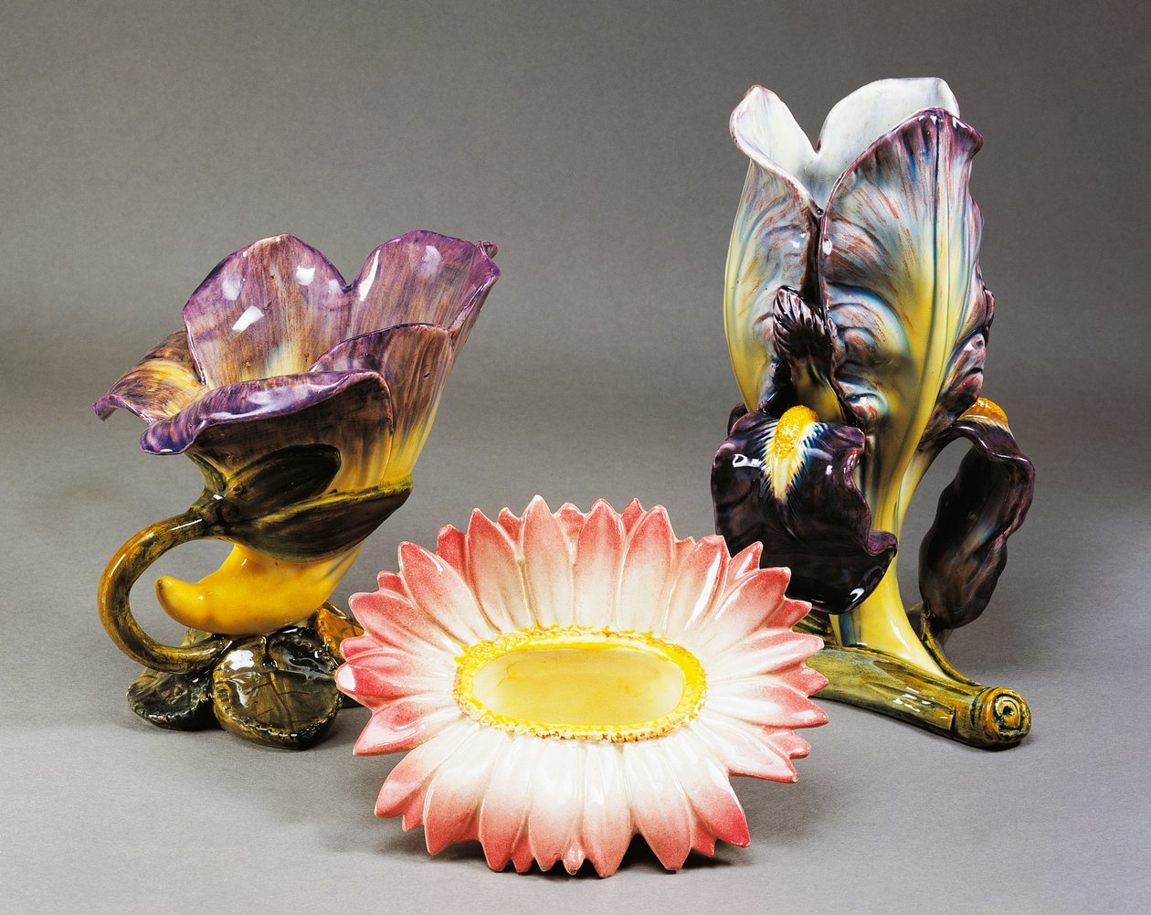 卷云草形花瓶、雏菊形花盆和鸢尾花形花瓶，约 1900 年，德尔芬-马西埃（1836-1907 年）作品，新艺术风格，巴波廷陶瓷，瓦卢里斯制造。法国，20 世纪。 作者 海豚按摩器