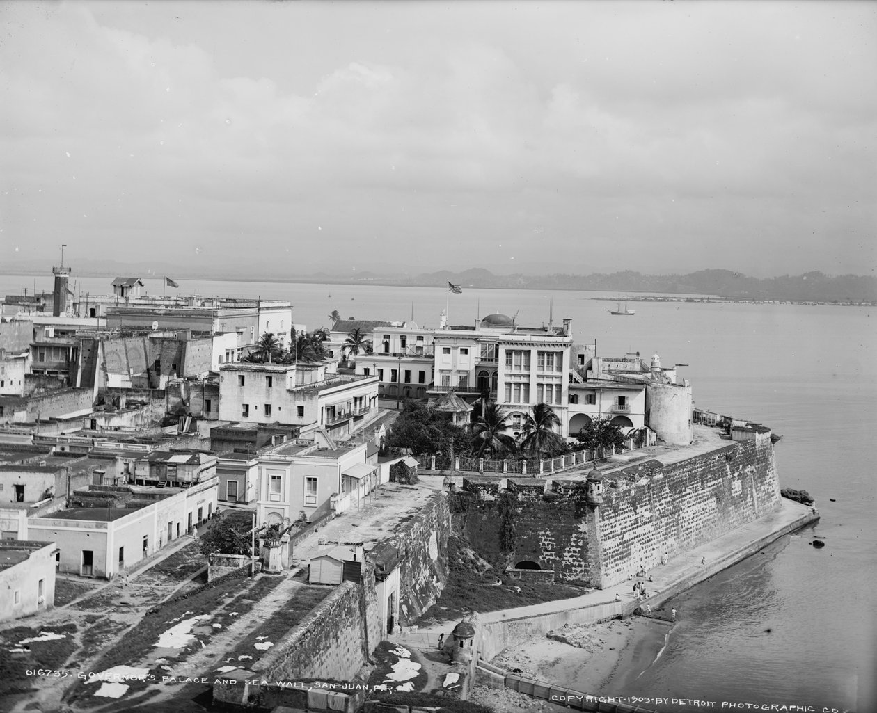 州长的宫殿和海墙，圣胡安，波多黎各，c.1903 作者 底特律出版公司