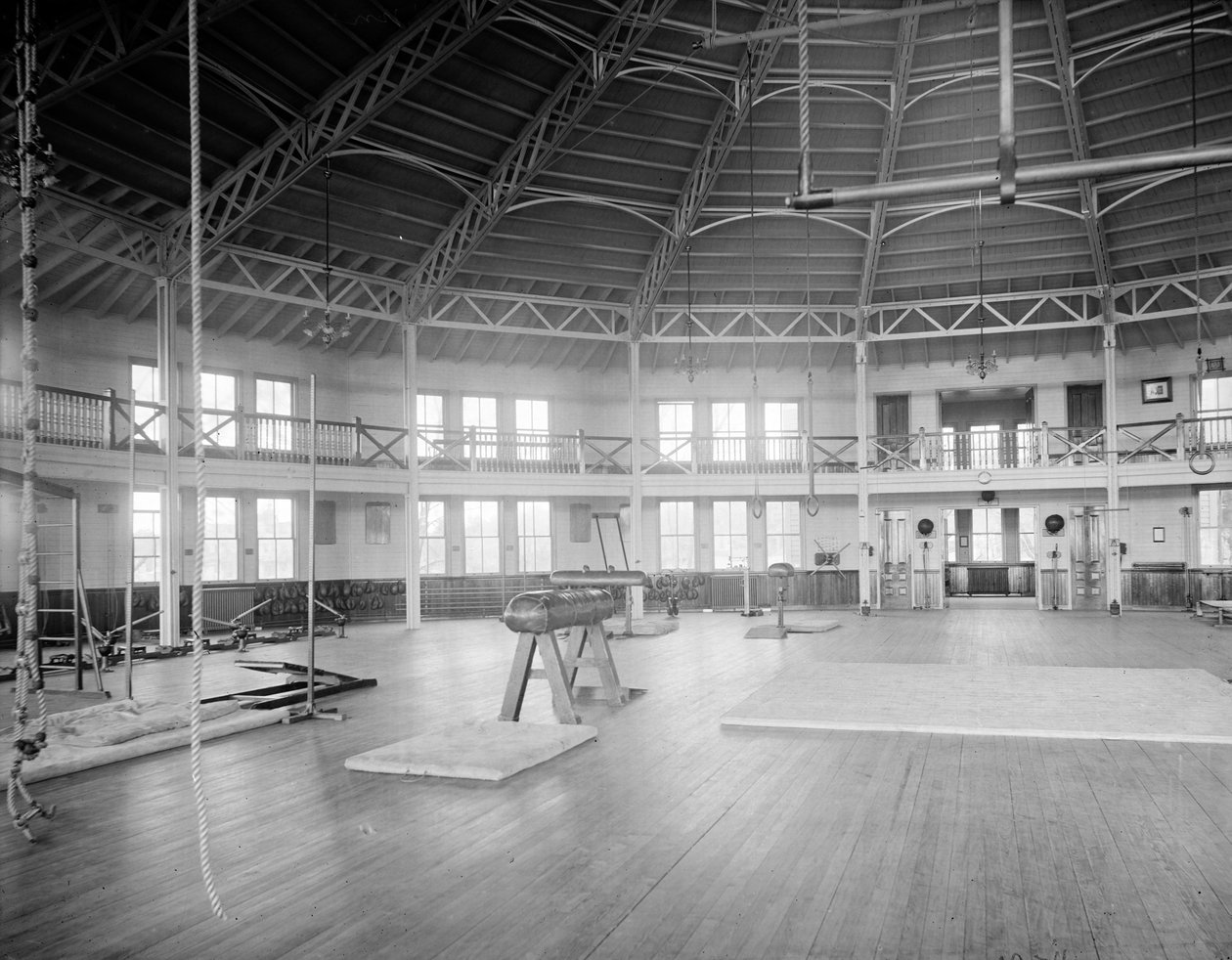 体育馆内部，美国海军学院，1890-1901 作者 底特律出版公司