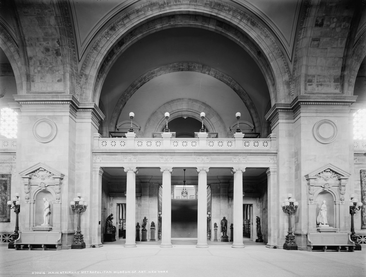 主要楼梯，大都会艺术博物馆，纽约，c.1902-10 作者 底特律出版公司
