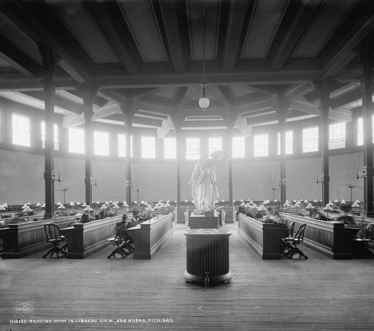 图书馆的阅览室，密歇根大学，安娜堡，密歇根州，c.1901 作者 底特律出版公司