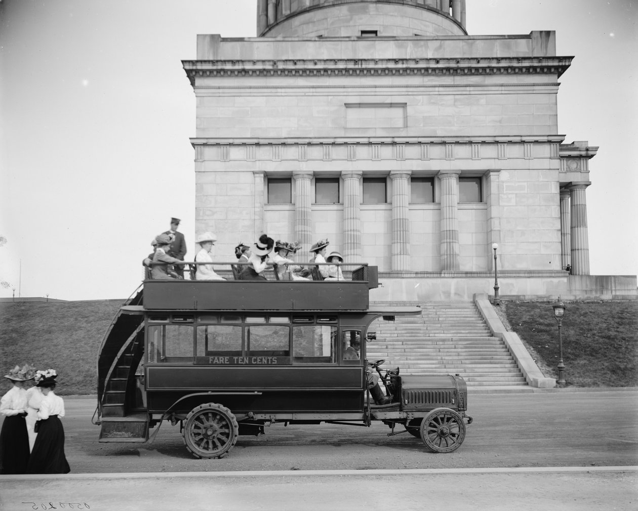 Rubber-neck auto，Riverside Drive，New York，NY，1900 作者 底特律出版公司