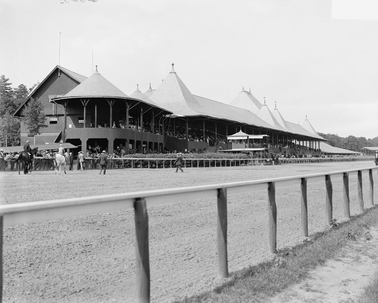 萨拉托加斯普林斯，纽约，盛大的展台，赛道，c.1900-10 作者 底特律出版公司