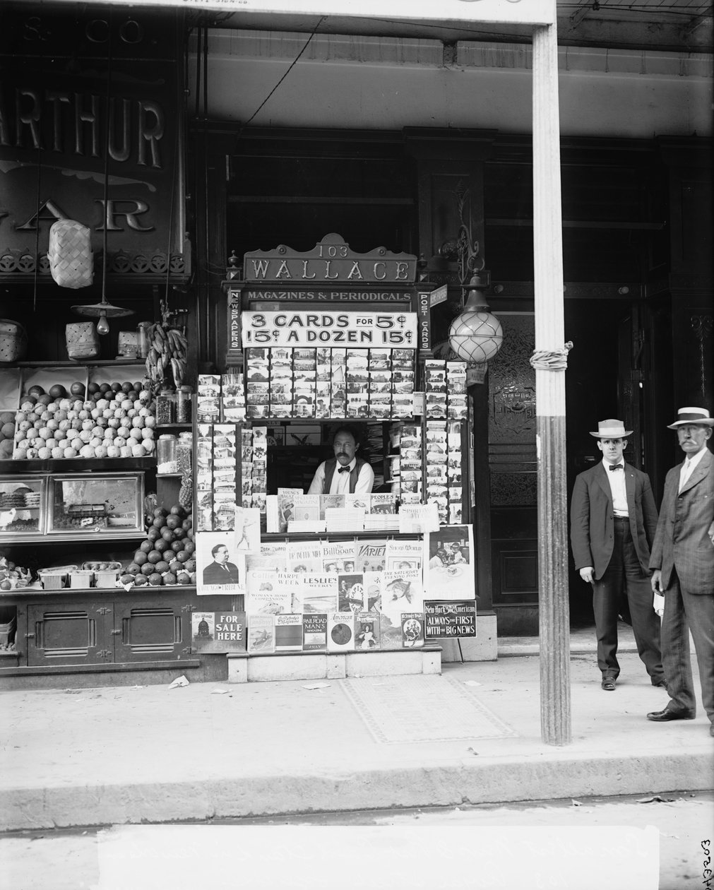 最小的新闻和明信片站在新奥尔良，La。，103 Royal Street，c.1900-15 作者 底特律出版公司