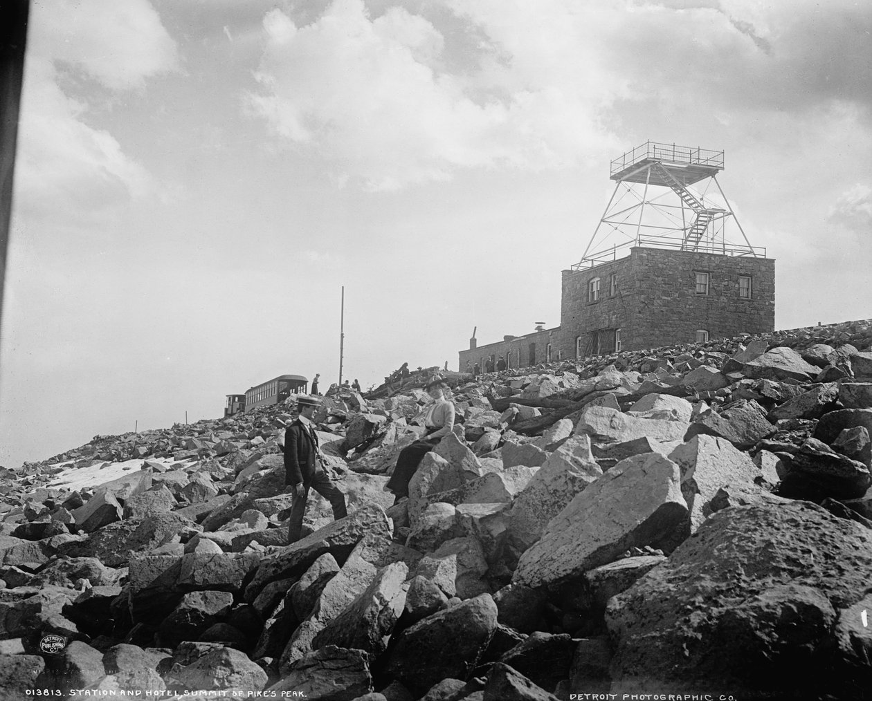 车站和酒店，Pike峰的顶峰，c.1900 作者 底特律出版公司