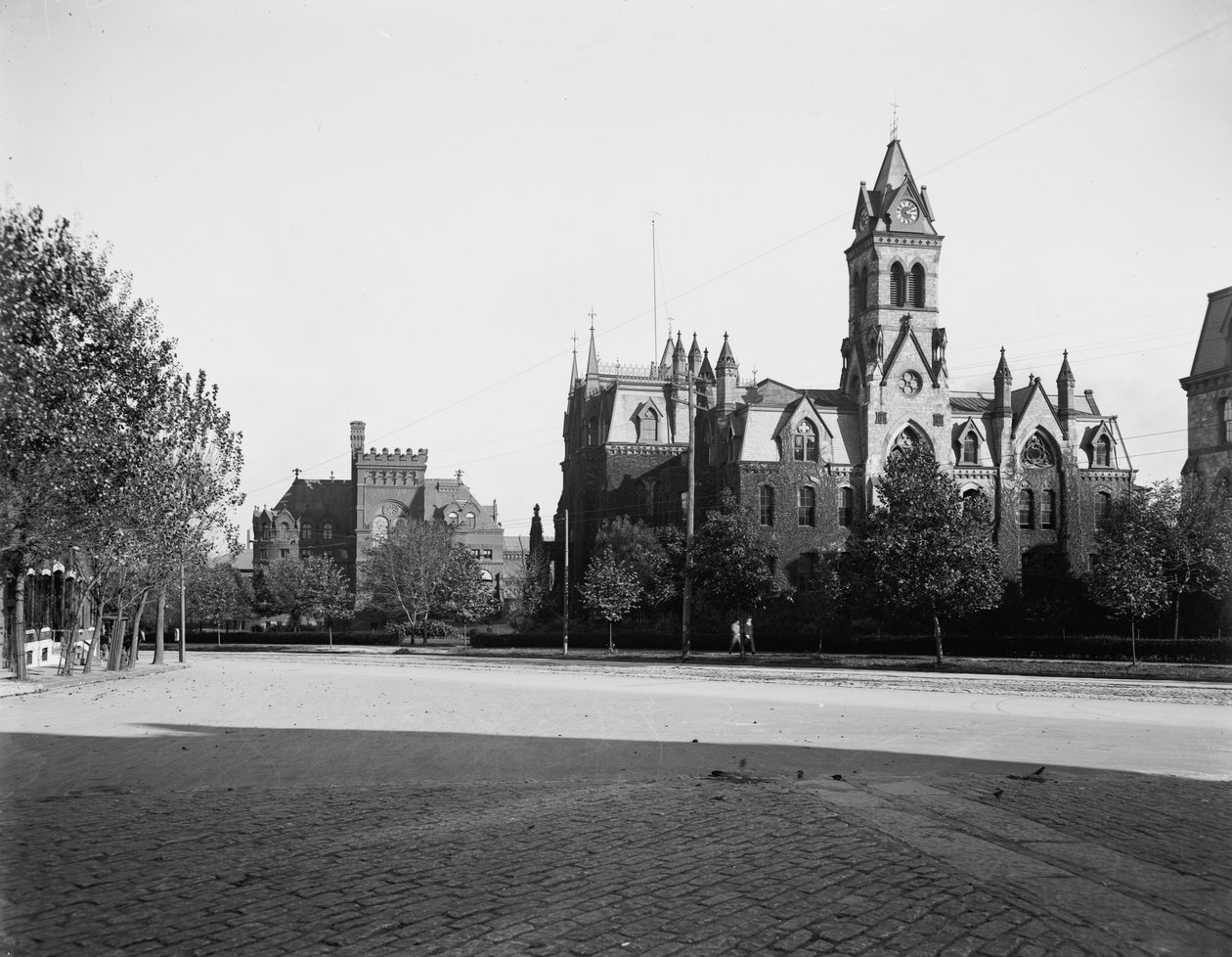 宾夕法尼亚大学，主楼和图书馆，费城，宾夕法尼亚州，c.1900 作者 底特律出版公司