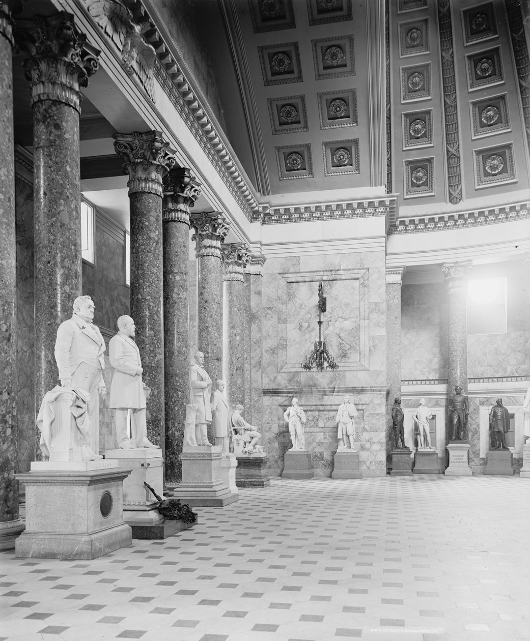 雕像大厅的一个角落，华盛顿特区的国会大厦，c.1904 作者 底特律出版公司