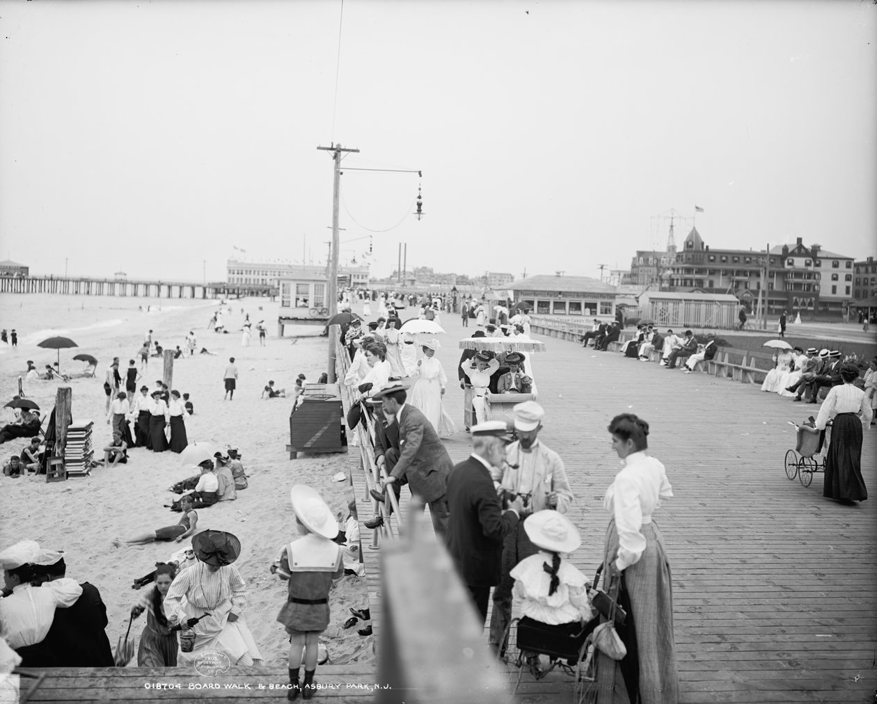 阿斯伯里公园的木板路和海滩，约1905年（黑白照片）。 作者 底特律出版公司