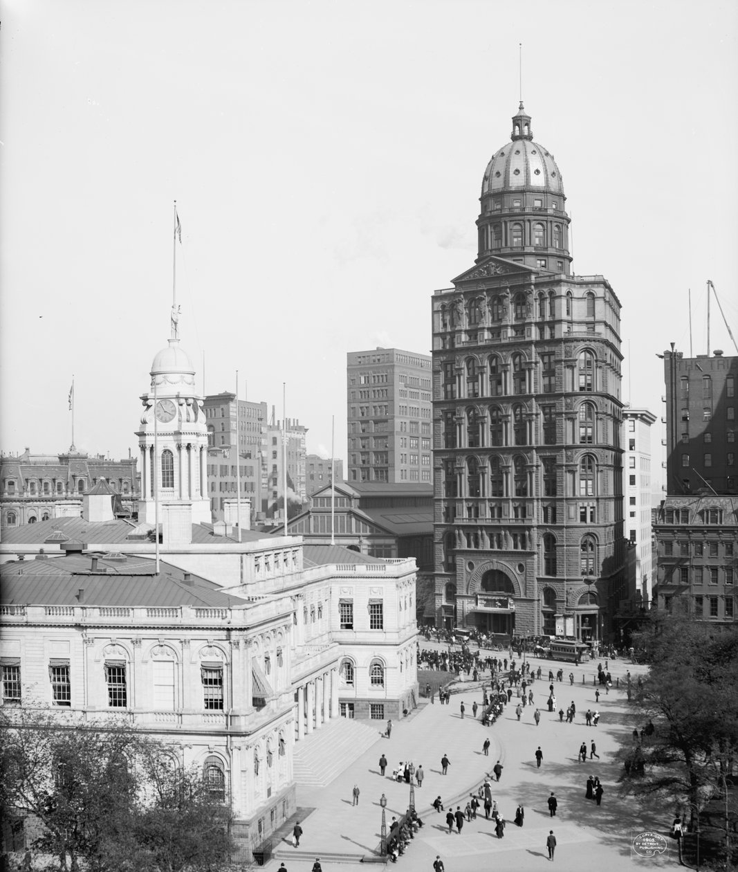 美国纽约市市政厅和世界大厦，约1905年（黑白照片）。 作者 底特律出版公司
