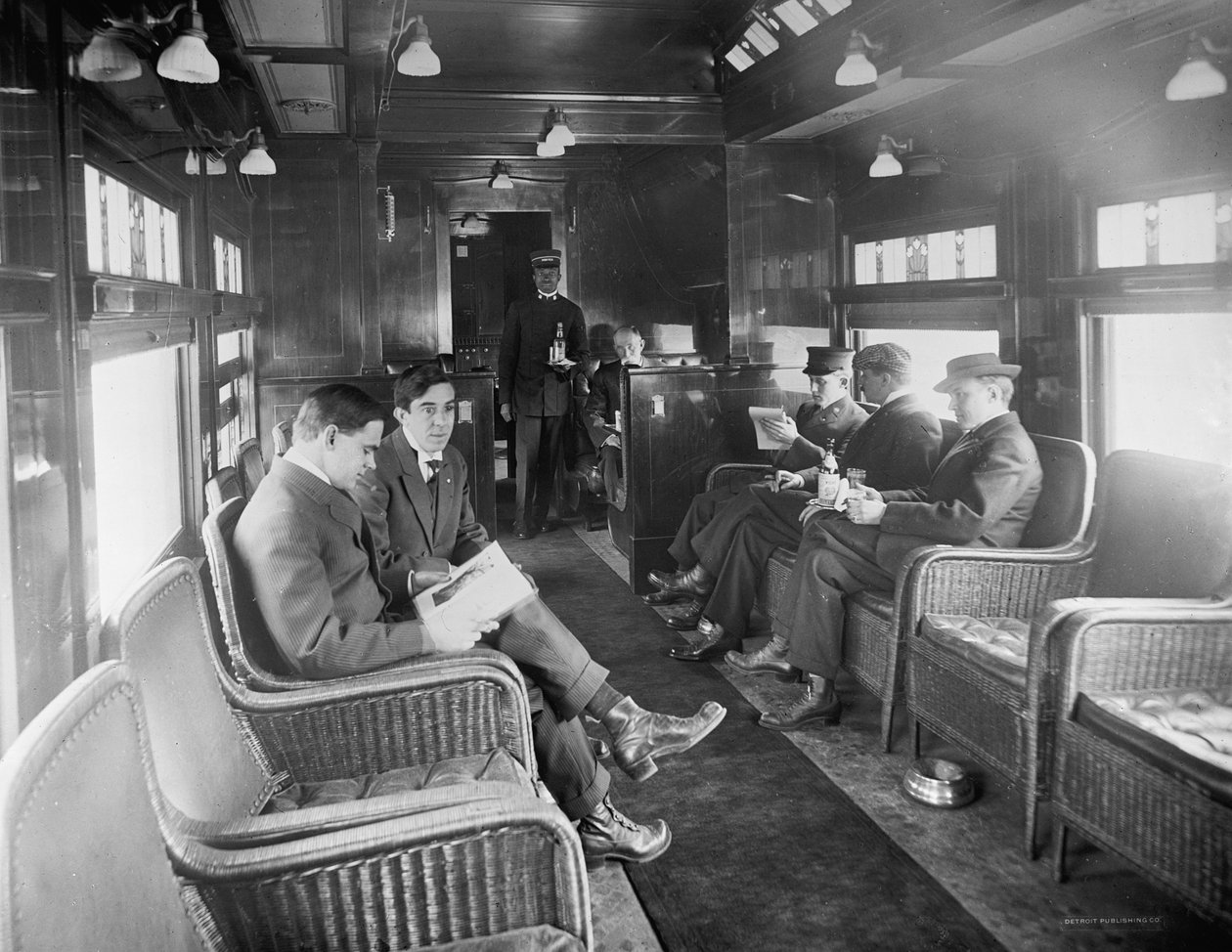 Group of Men Traveling in Buffet Library Car on Deluxe Overland Limited Train, USA, c.1915 (b/w photo) 作者 底特律出版公司