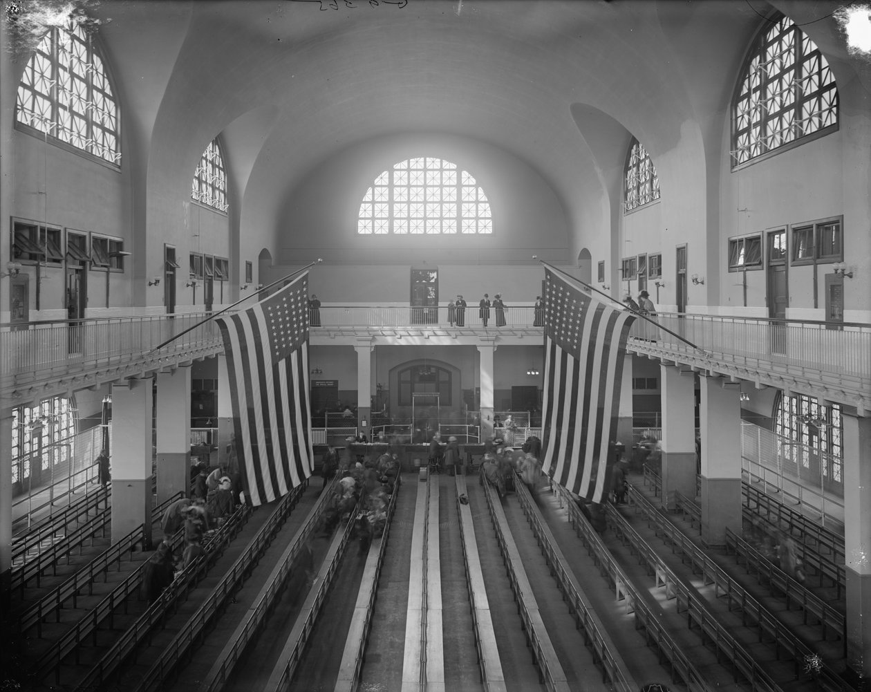 Inspection Room, Ellis Island, New York City, c.1910 (b/w photo) 作者 底特律出版公司