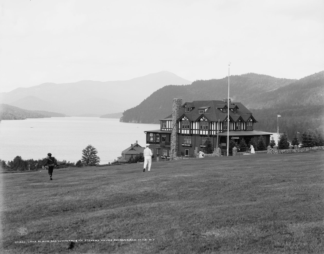 普莱西德湖和Whiteface山从史蒂文斯之家，阿迪朗达克山脉，纽约，c.1909 作者 底特律出版公司