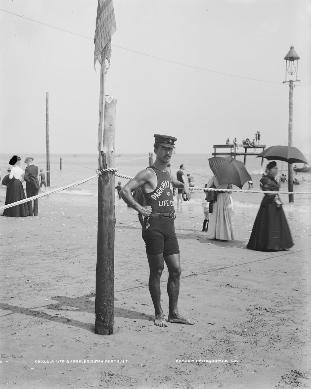 美国纽约市布鲁克林布莱顿海滩的救生员，约1905年（黑白照片）。 作者 底特律出版公司