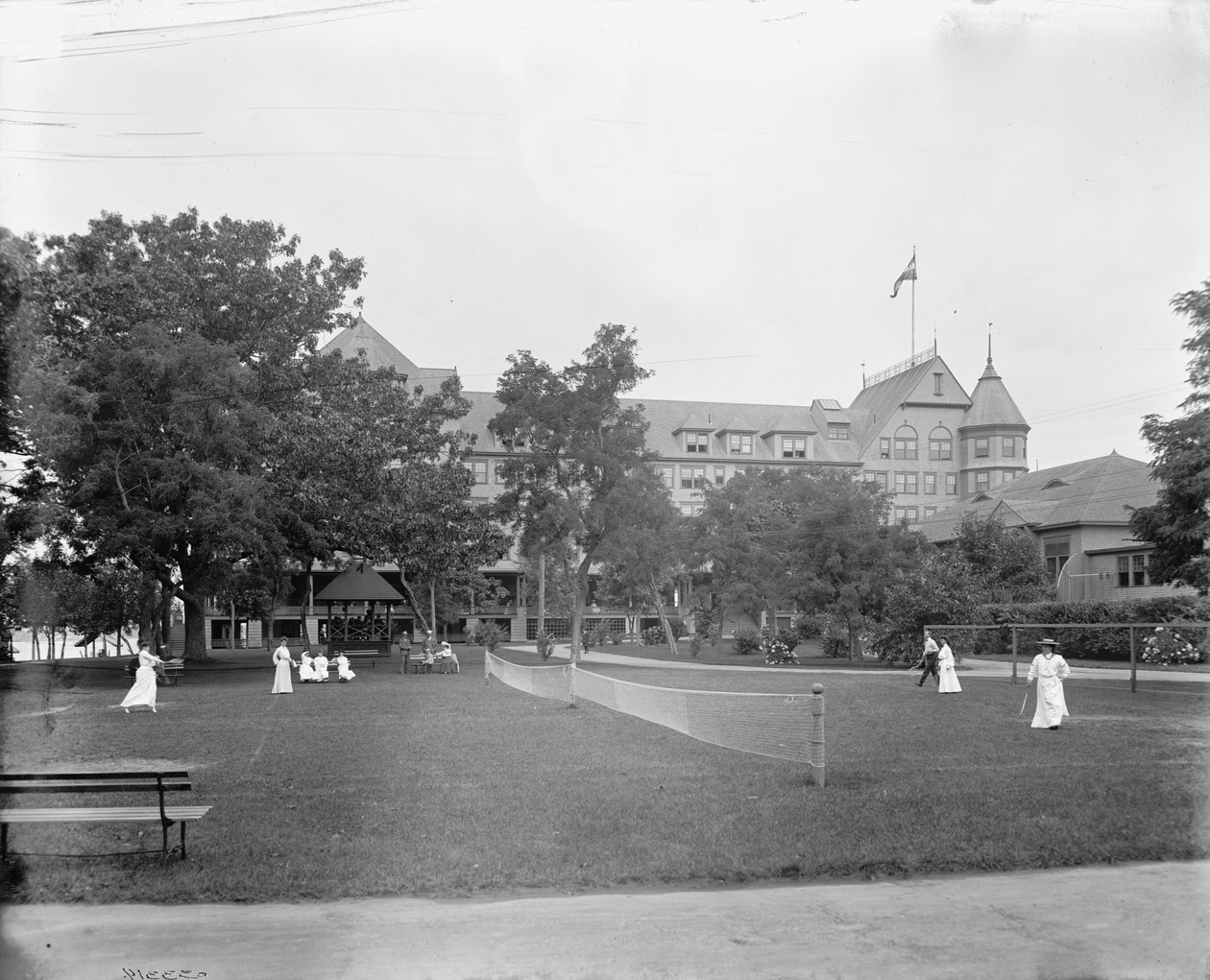 Manhasset，网球在Manhanset House，Shelter Island，NY，c.1904 作者 底特律出版公司