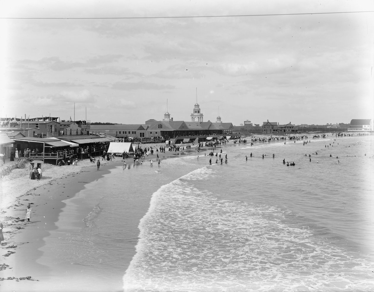 罗德岛纳拉甘赛特海滩和码头，约1899年（黑白照片）。 作者 底特律出版公司
