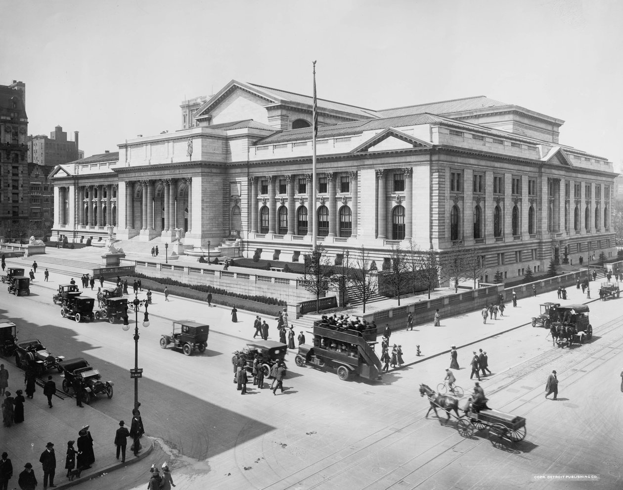 纽约公共图书馆大楼，约1911-20（黑白照片）。 作者 底特律出版公司