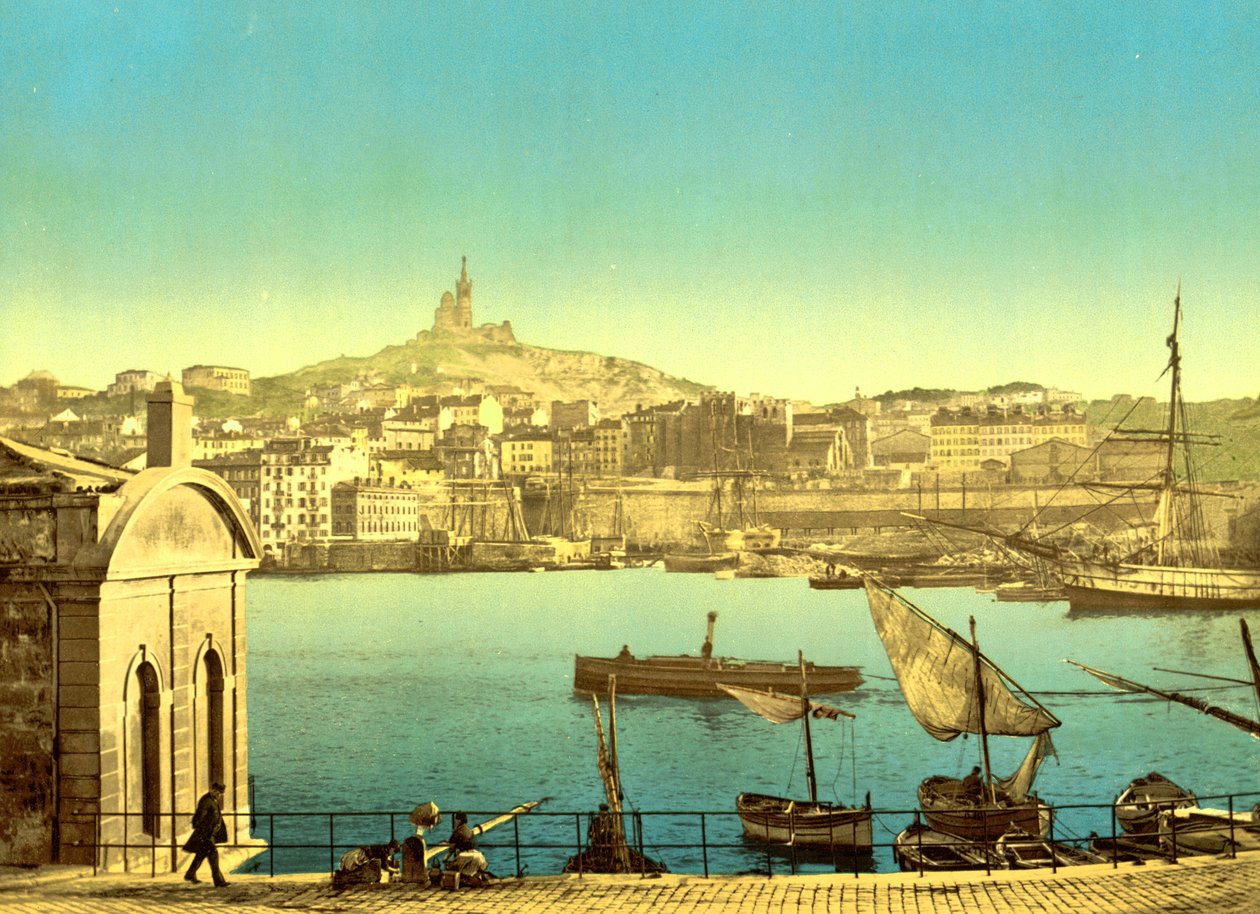 从马赛 Quai de la Joilette 望加尔德圣母院，约 1890-1900 年（感光照片）法国、 作者 底特律出版公司
