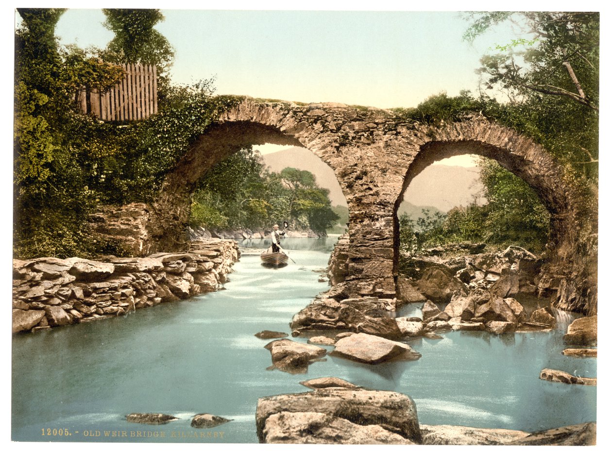 老堰桥。爱尔兰凯里郡基拉尼，约 1890-1900 年（感光照片） 作者 底特律出版公司