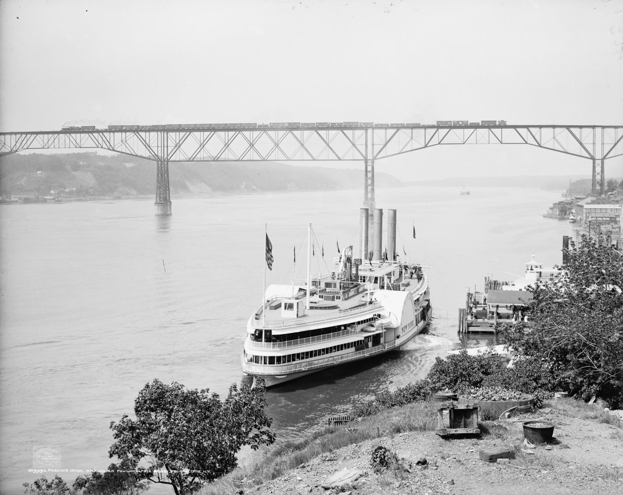 经过Poughkeepsie桥，Poughkeepsie，NY，c.1906 作者 底特律出版公司