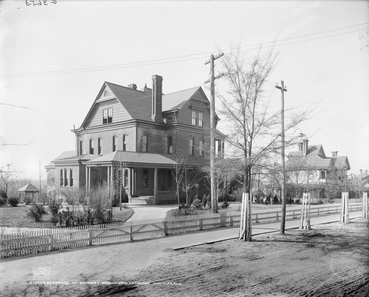 塔斯基吉学院布克-T-华盛顿的住所，约1906年（黑白照片）。 作者 底特律出版公司