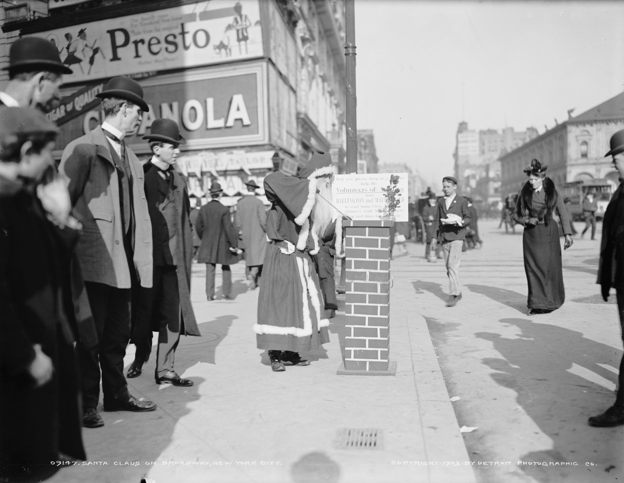 圣诞老人在纽约百老汇为美国志愿者组织收集捐款，约1903年（黑白照片）。 作者 底特律出版公司