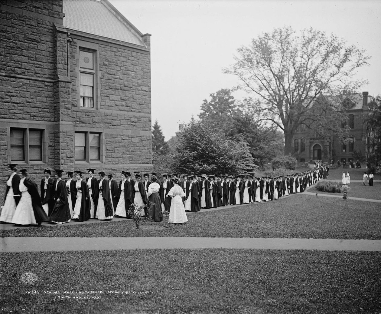 老年人前往教堂，山。霍利奥克学院，南哈德利，马萨诸塞州，c.1908 作者 底特律出版公司