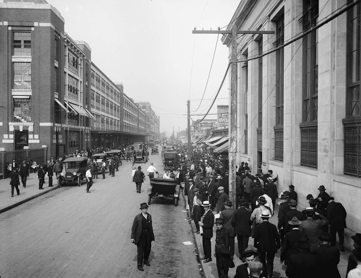 福特汽车公司外的工人，美国密歇根州底特律，约1910年 作者 底特律出版公司