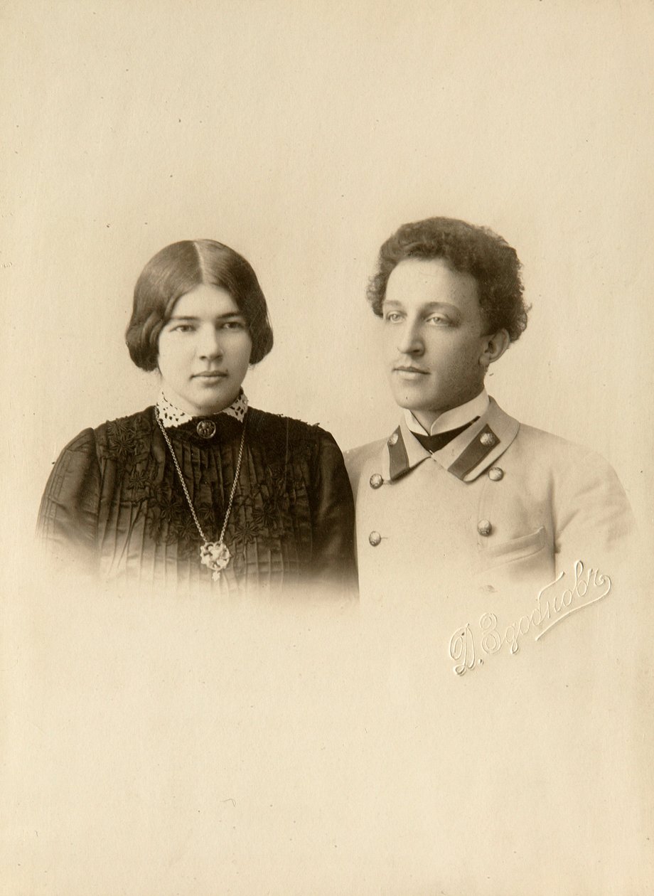 诗人亚历山大（亚历山大）-亚历山大罗维奇-布洛克（1880-1921 年）与妻子的肖像。德米特里-斯皮里多诺维奇-兹多布诺夫的银明胶摄影作品（19 世纪末） 作者 德米特里·斯皮里多诺维奇·兹多布诺夫
