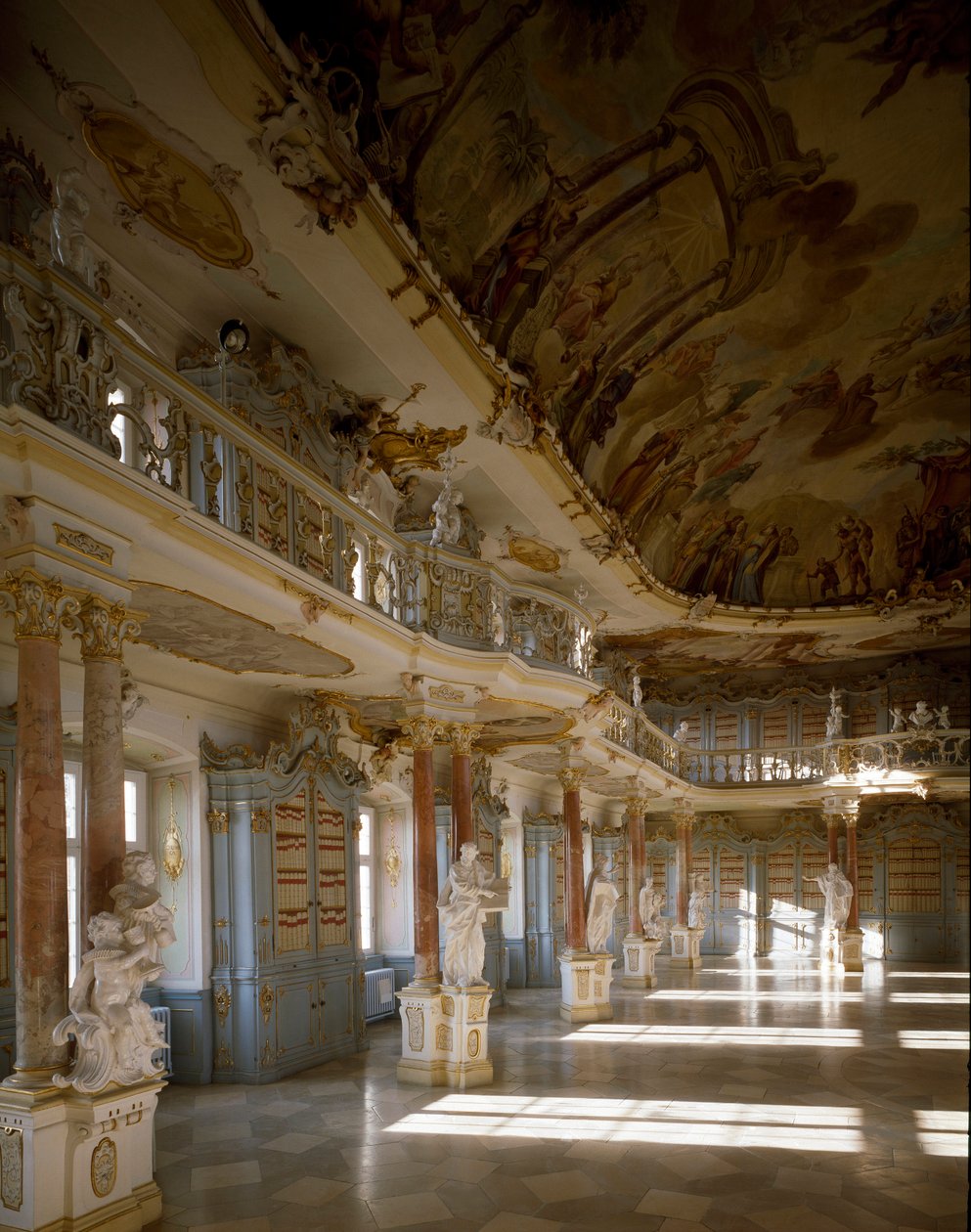 由建筑师 Domenikus Zimmermann (1685-1766) 设计的 Schussenried 修道院图书室景观，18 世纪德国 Schussenried 作者 多米尼库斯·齐默尔曼（Dominikus Zimmermann）