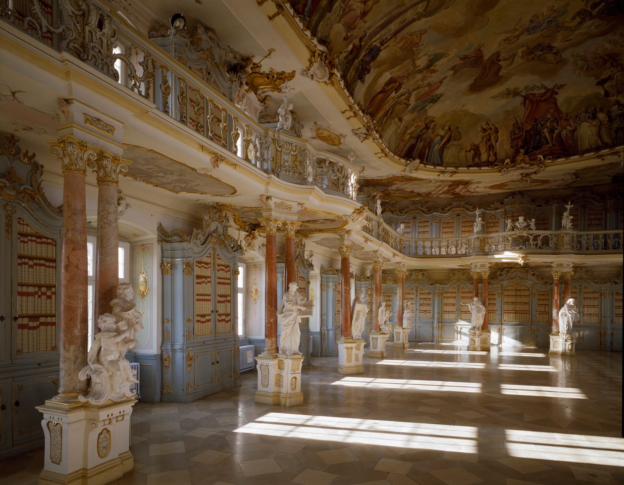 由建筑师 Domenikus Zimmermann (1685-1766) 设计的 Schussenried 修道院图书室景观，18 世纪德国 Schussenried 作者 多米尼库斯·齐默尔曼（Dominikus Zimmermann）