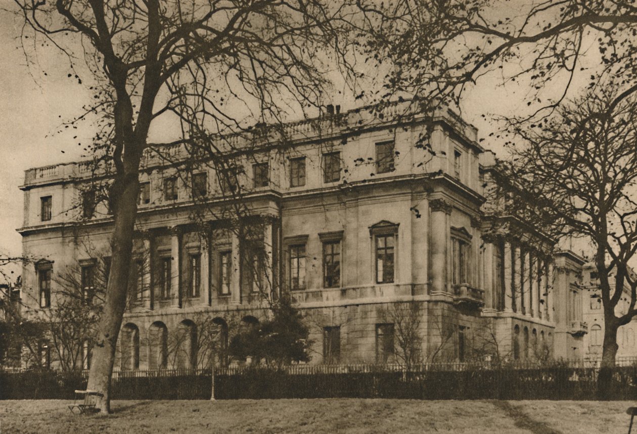 兰开斯特宫的伦敦博物馆景观通过绿色公园栏杆，c1935年。 作者 唐纳德·麦克利什